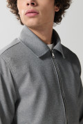 Chaqueta cazadora gris con cuello trucker y bolsillos