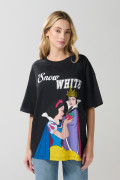 Camiseta oversize negra manga corta de Blanca Nieves