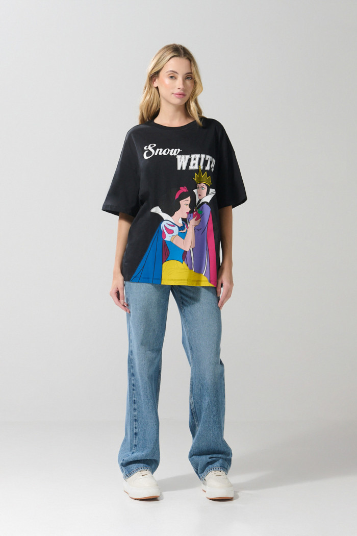 Camiseta oversize negra manga corta de Blanca Nieves
