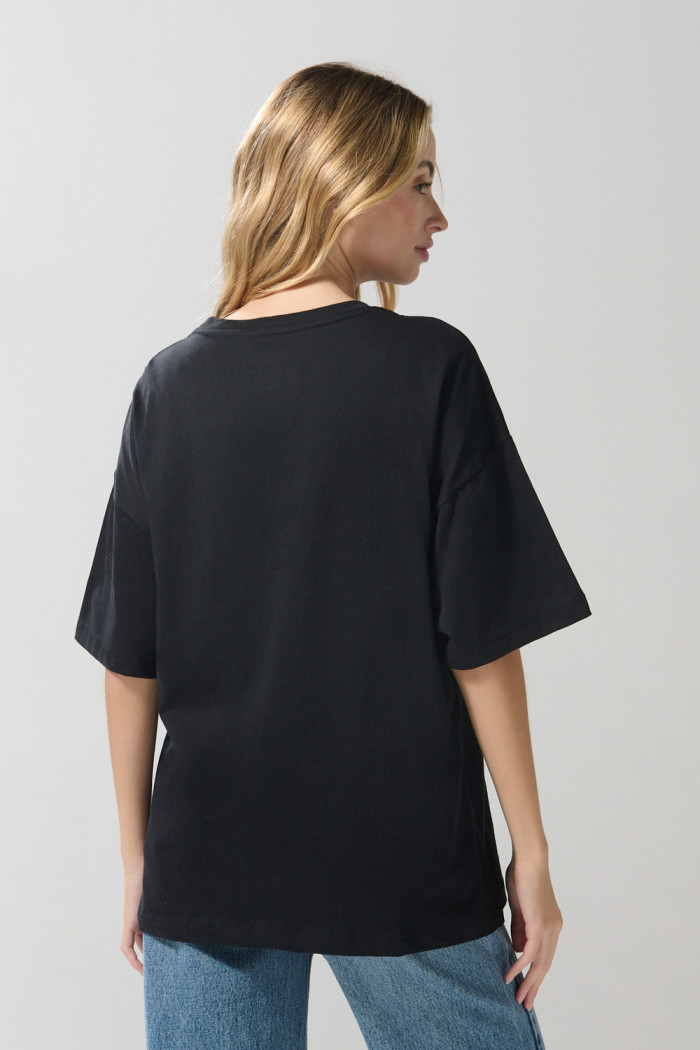Camiseta oversize negra manga corta de Blanca Nieves