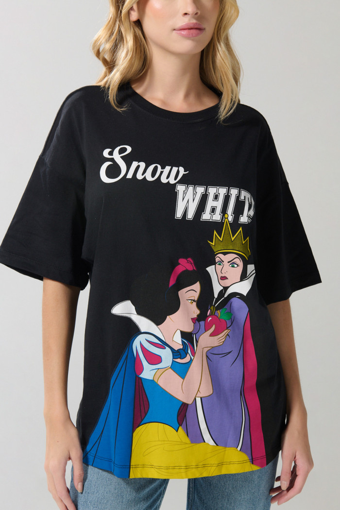 Camiseta oversize negra manga corta de Blanca Nieves