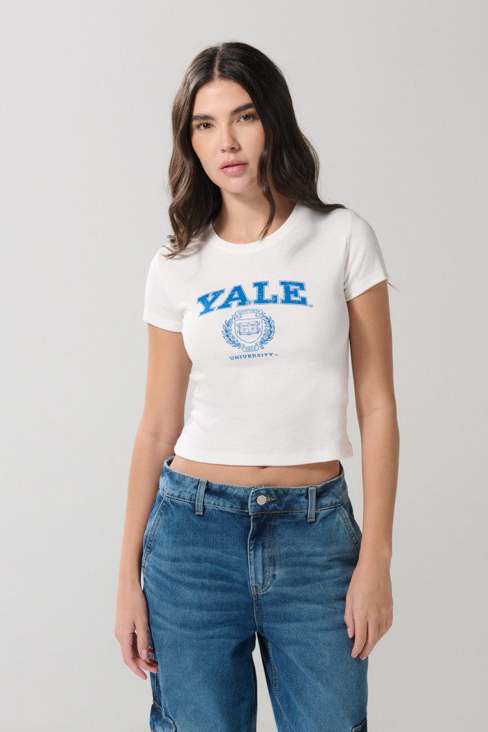 Camiseta crema en rib manga corta con arte de Yale