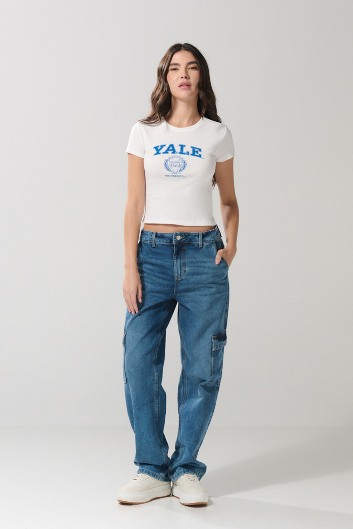 Camiseta crema en rib manga corta con arte de Yale