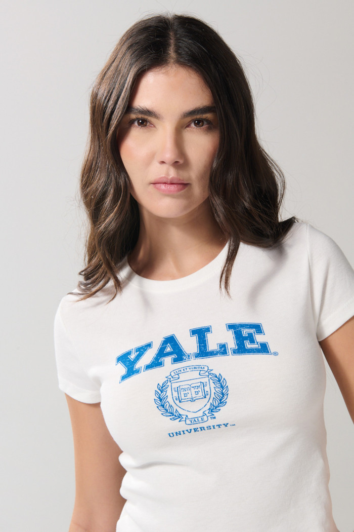 Camiseta crema en rib manga corta con arte de Yale