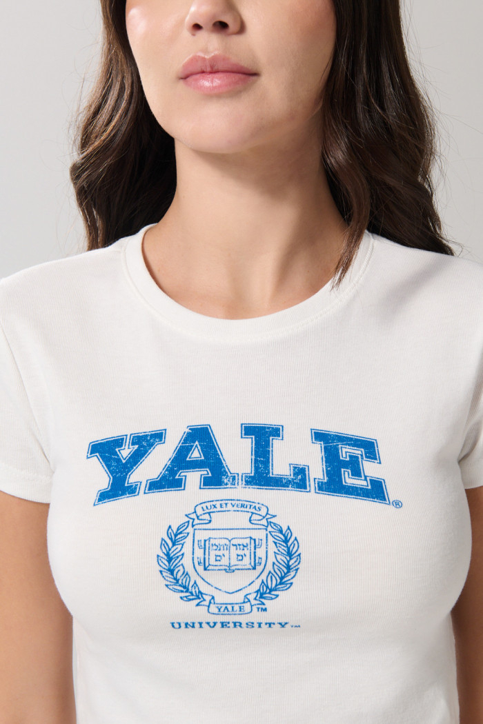 Camiseta crema en rib manga corta con arte de Yale