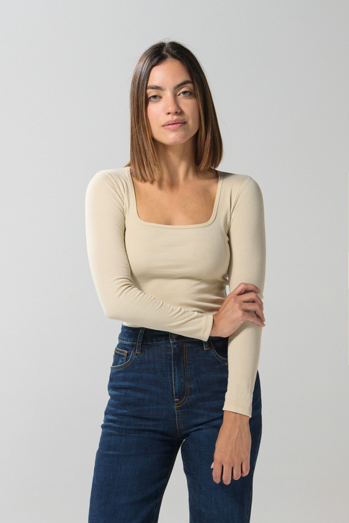Camiseta kaki clara con escote cuadrado y manga larga