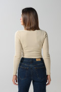 Camiseta kaki clara con escote cuadrado y manga larga