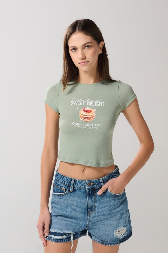 Camiseta unicolor en rib con diseño de comida y manga corta