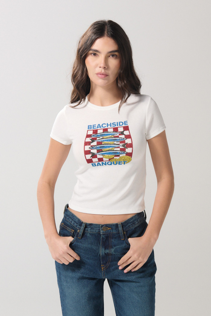 Camiseta unicolor en rib con diseño de comida y manga corta