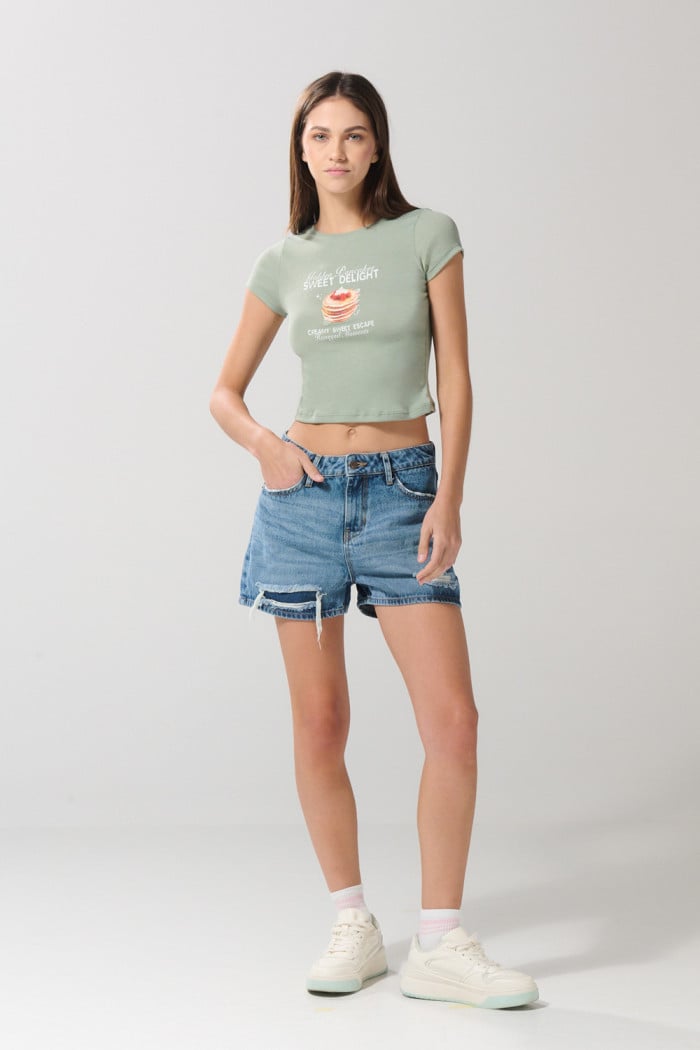Camiseta unicolor en rib con diseño de comida y manga corta
