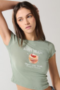Camiseta unicolor en rib con diseño de comida y manga corta