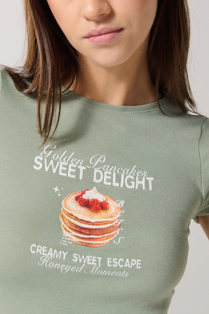 Camiseta unicolor en rib con diseño de comida y manga corta