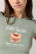 Camiseta unicolor en rib con diseño de comida y manga corta
