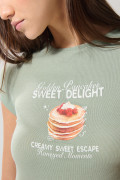 Camiseta unicolor en rib con diseño de comida y manga corta