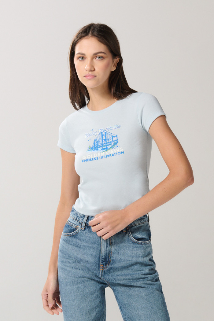 Camiseta unicolor con diseño de paisaje y manga corta en rib