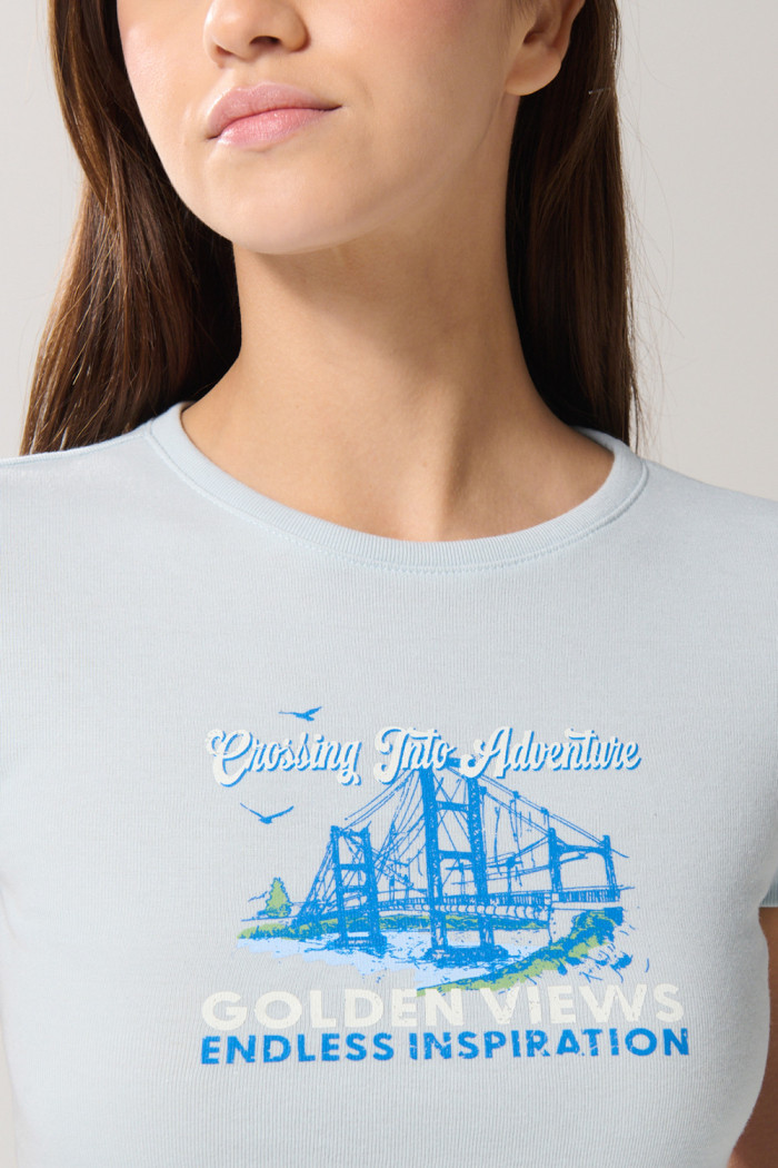 Camiseta unicolor con diseño de paisaje y manga corta en rib