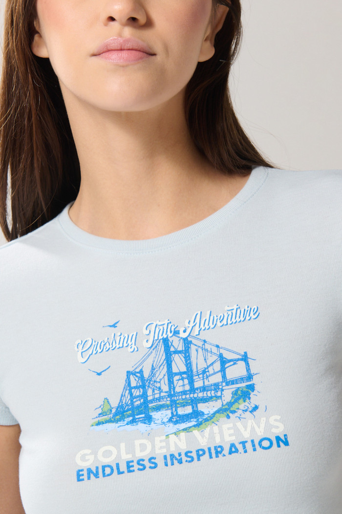 Camiseta unicolor con diseño de paisaje y manga corta en rib