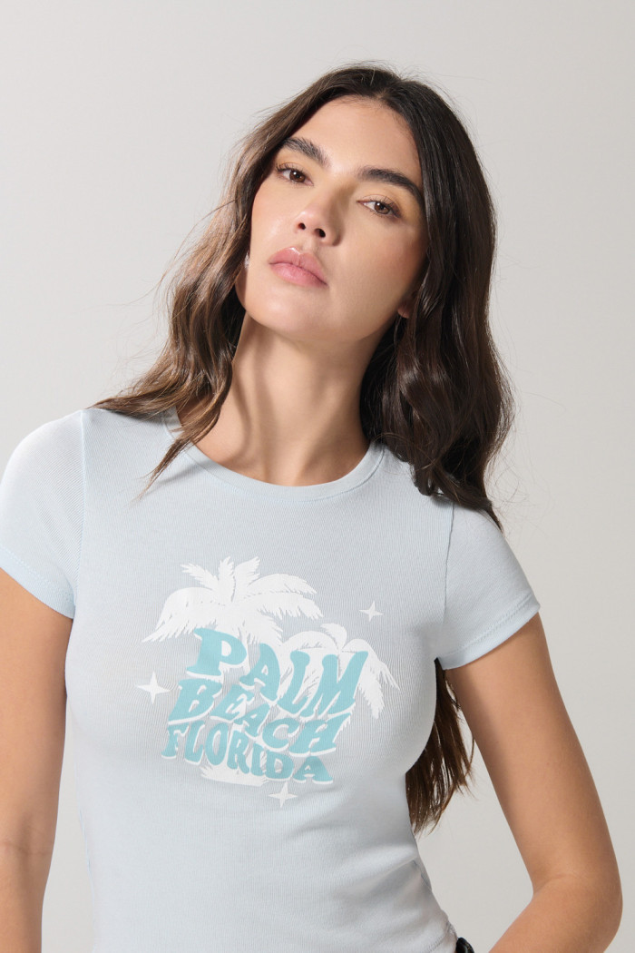 Camiseta unicolor en rib manga corta con diseño de playa