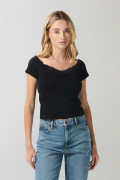 Camiseta negra ceñida cuello V con detalle de encaje