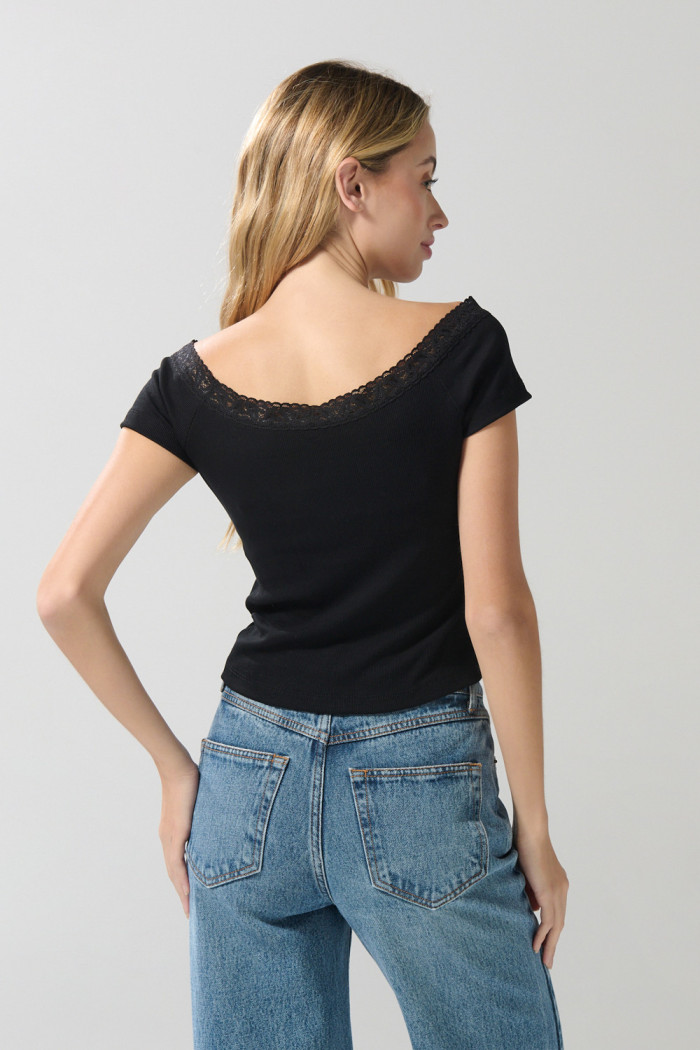 Camiseta negra ceñida cuello V con detalle de encaje