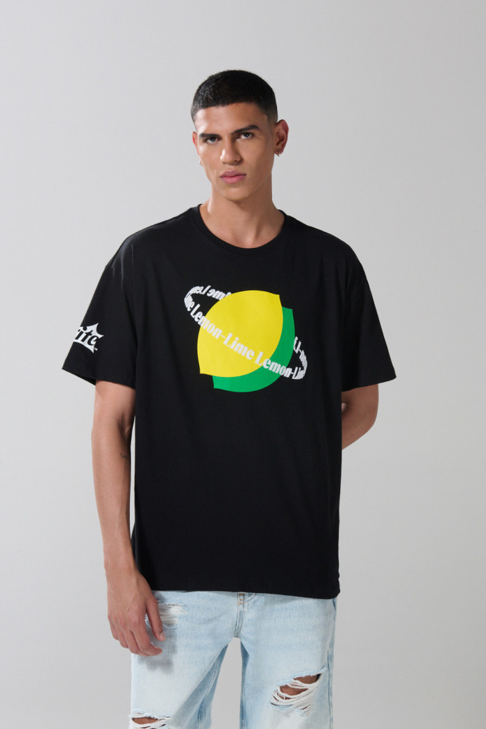 Camiseta negra oversize manga corta con arte de Sprite