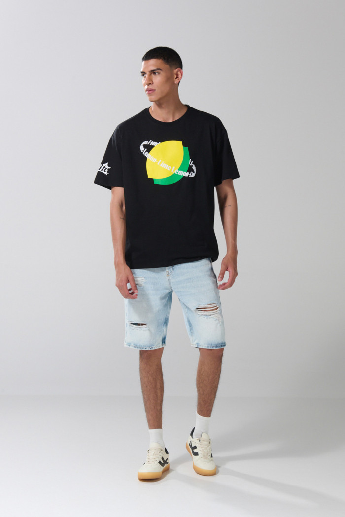 Camiseta negra oversize manga corta con arte de Sprite