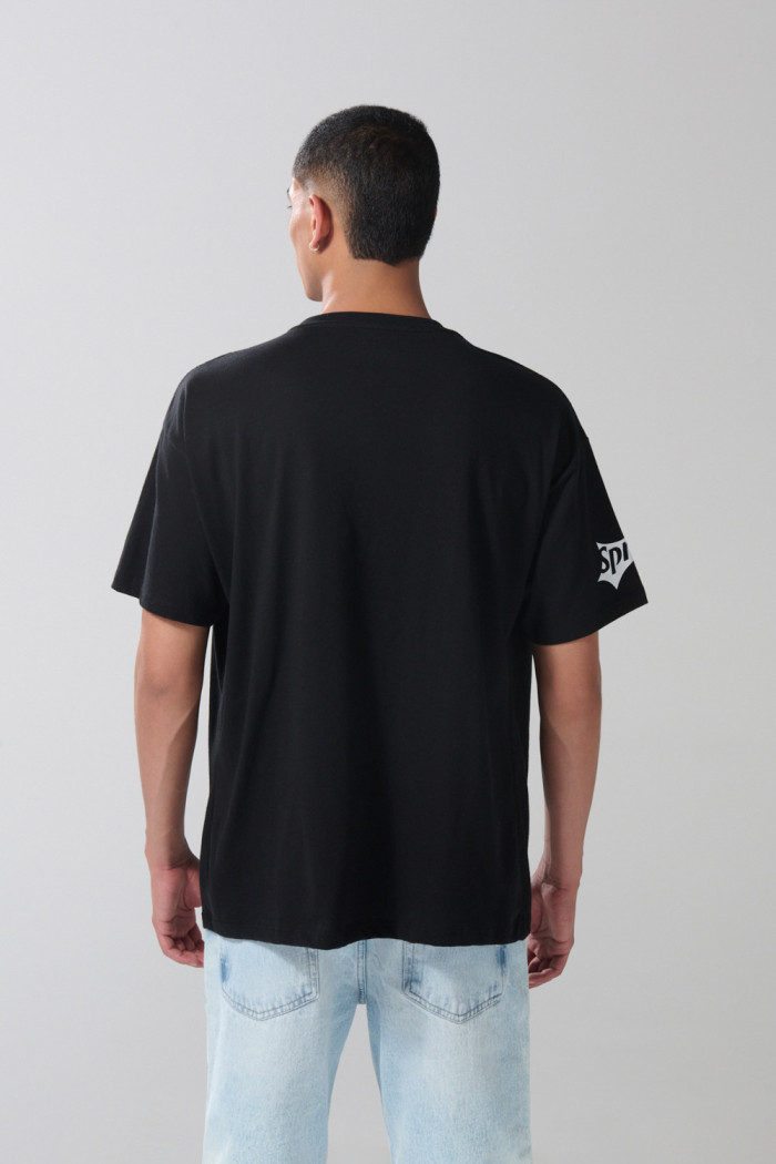 Camiseta negra oversize manga corta con arte de Sprite
