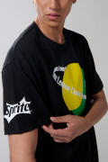 Camiseta negra oversize manga corta con arte de Sprite