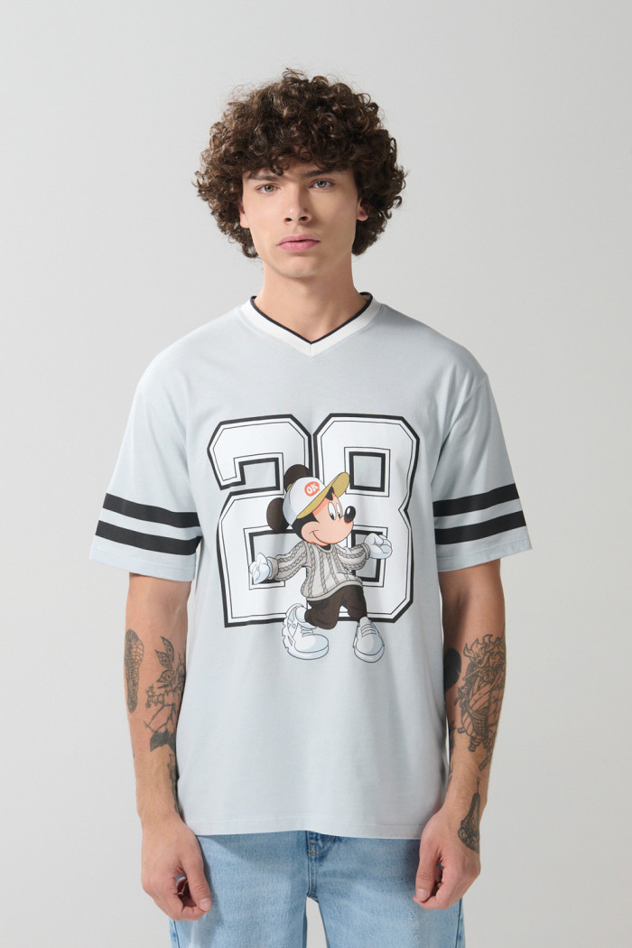 Camiseta cuello V azul clara con diseño de Mickey