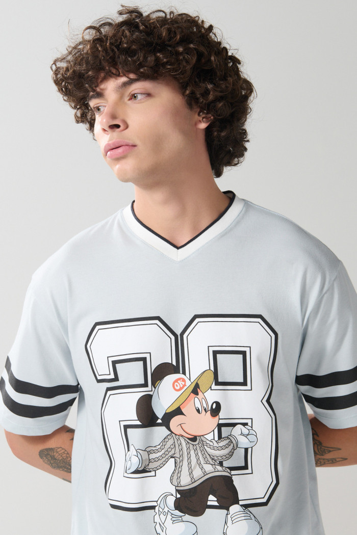 Camiseta cuello V azul clara con diseño de Mickey