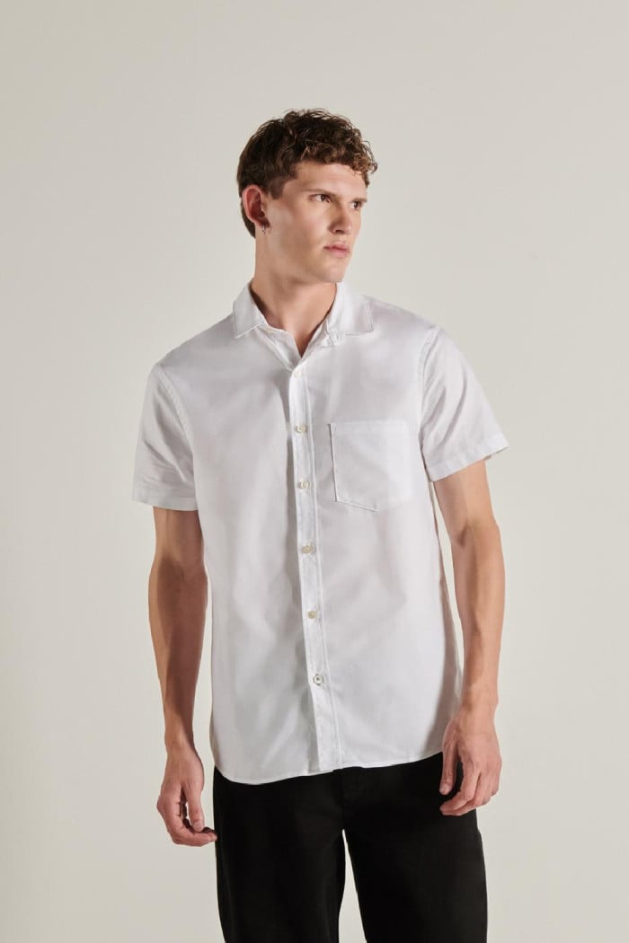 Camisa manga corta blanca con bolsillo y cuello sport