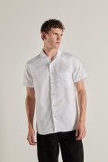 Camisa manga corta blanca con bolsillo y cuello sport