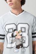 Camiseta cuello V azul clara con diseño de Mickey