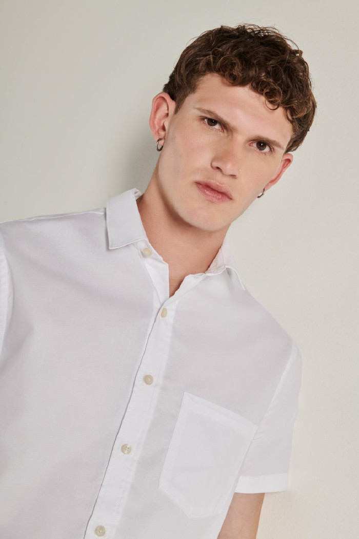 Camisa manga corta blanca con bolsillo y cuello sport