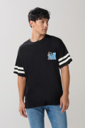 Camiseta negra oversize cuello redondo con arte de Mickey