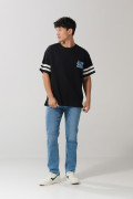 Camiseta negra oversize cuello redondo con arte de Mickey