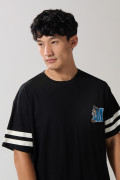 Camiseta negra oversize cuello redondo con arte de Mickey