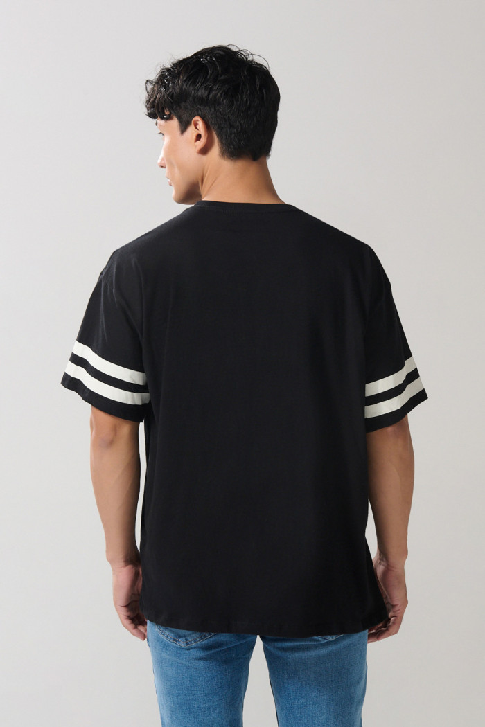 Camiseta negra oversize cuello redondo con arte de Mickey