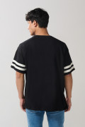 Camiseta negra oversize cuello redondo con arte de Mickey