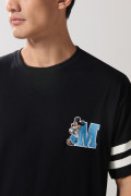 Camiseta negra oversize cuello redondo con arte de Mickey
