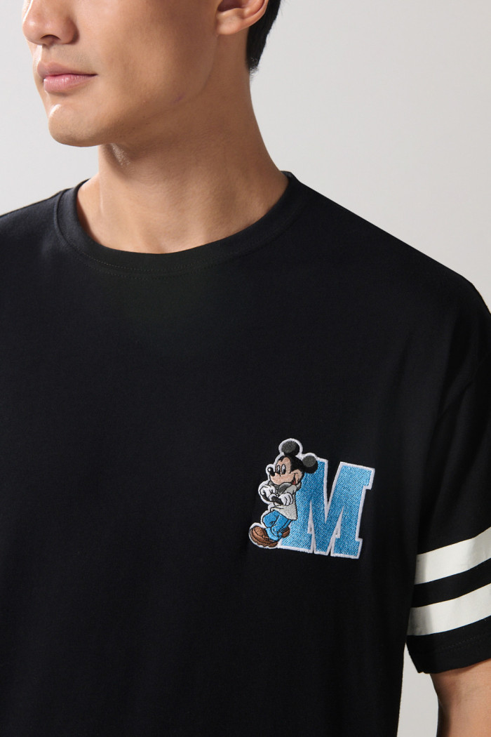Camiseta negra oversize cuello redondo con arte de Mickey