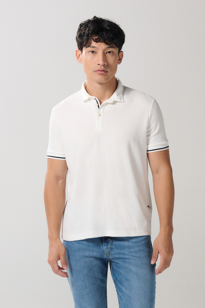 Camiseta polo crema con botones y manga corta