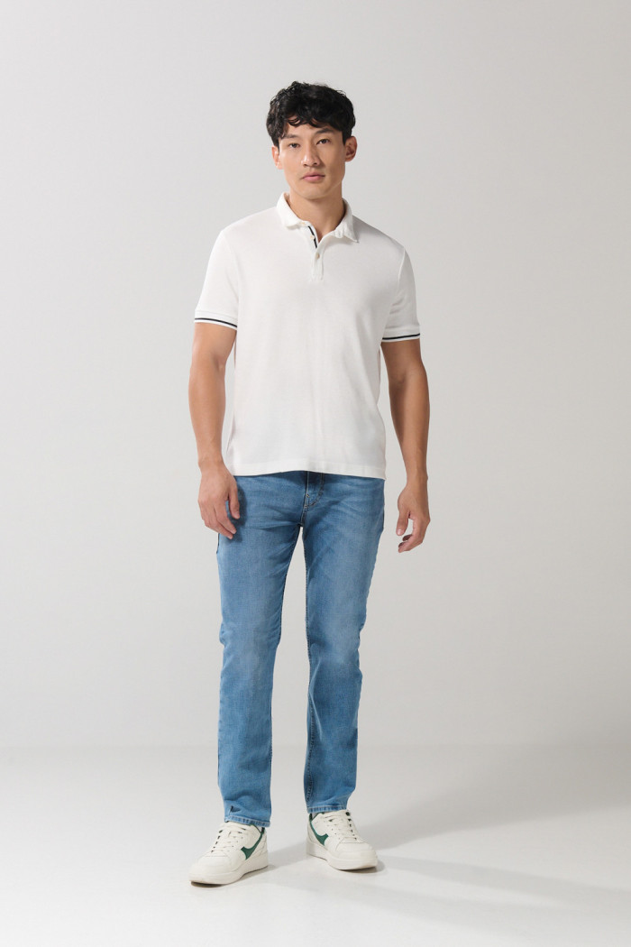 Camiseta polo crema con botones y manga corta