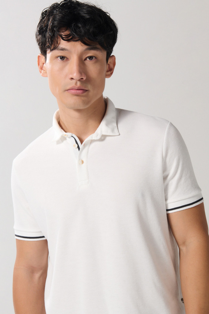 Camiseta polo crema con botones y manga corta