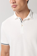Camiseta polo crema con botones y manga corta
