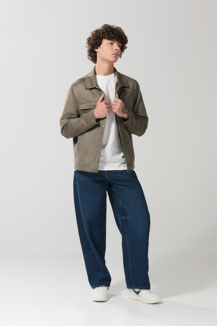Chaqueta verde cazadora con cuello trucker y bolsillos