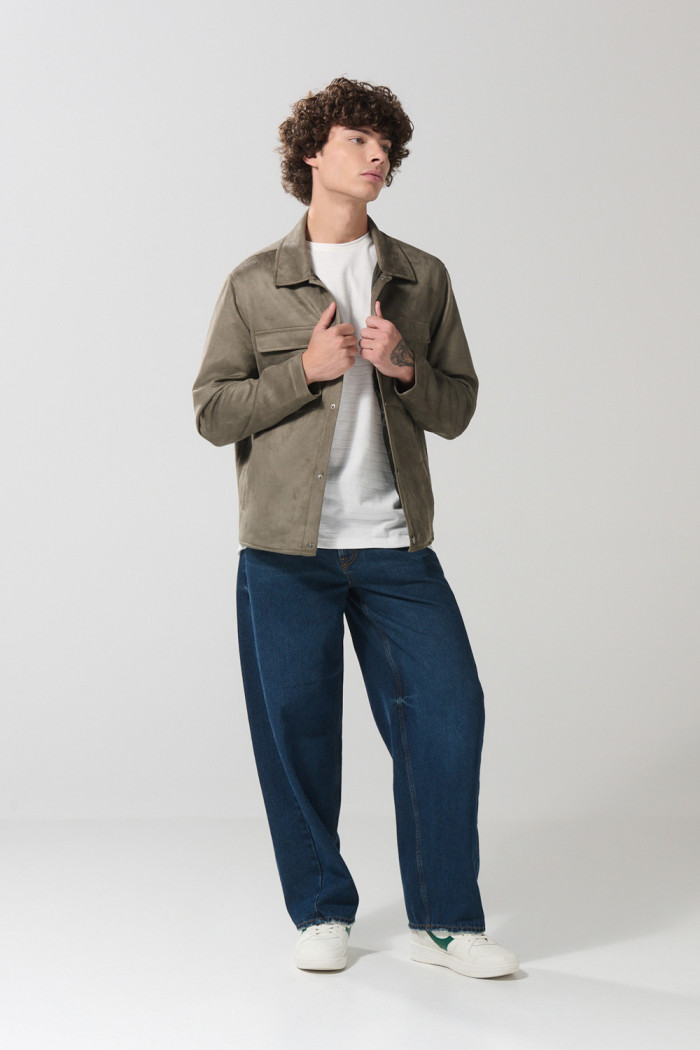 Chaqueta verde cazadora con cuello trucker y bolsillos