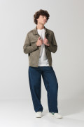 Chaqueta verde cazadora con cuello trucker y bolsillos