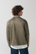 Chaqueta verde cazadora con cuello trucker y bolsillos