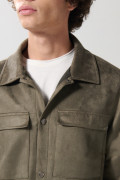 Chaqueta verde cazadora con cuello trucker y bolsillos